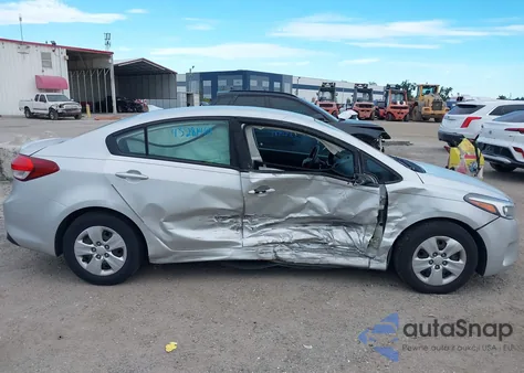 2017 Kia Forte Lx z USA, uszkodzony, nr VIN 3KPFK4A72HE158530
